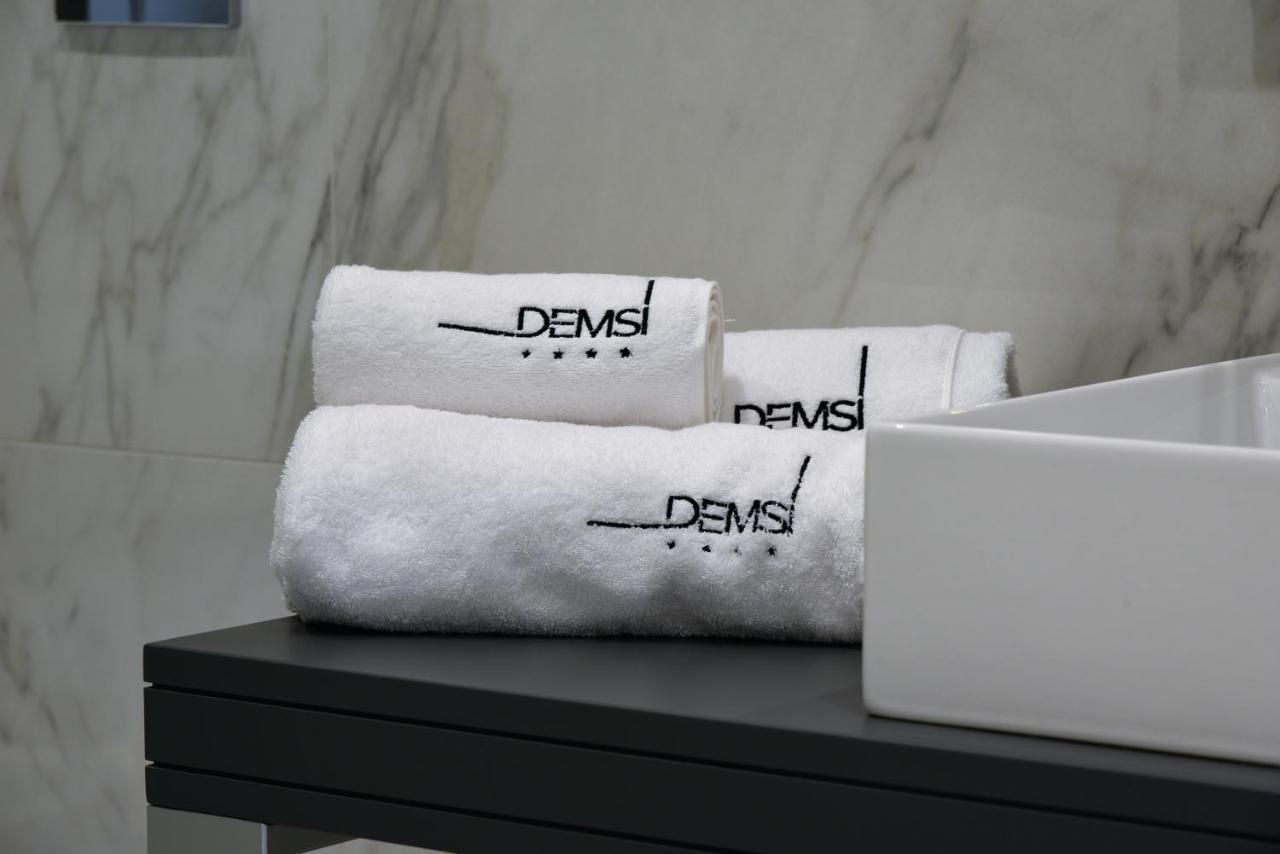 פויג'ה Demsi Palace Hotel & Restaurant מראה חיצוני תמונה