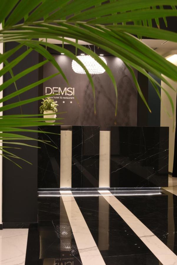פויג'ה Demsi Palace Hotel & Restaurant מראה חיצוני תמונה