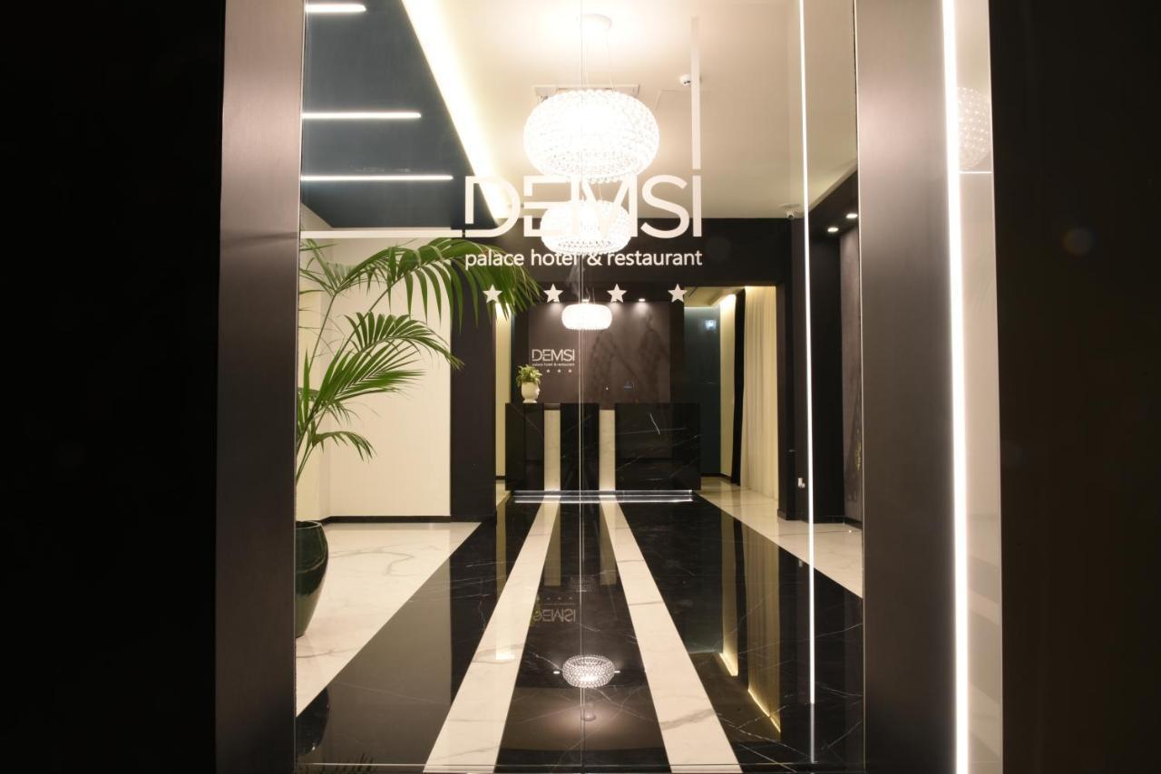 פויג'ה Demsi Palace Hotel & Restaurant מראה חיצוני תמונה