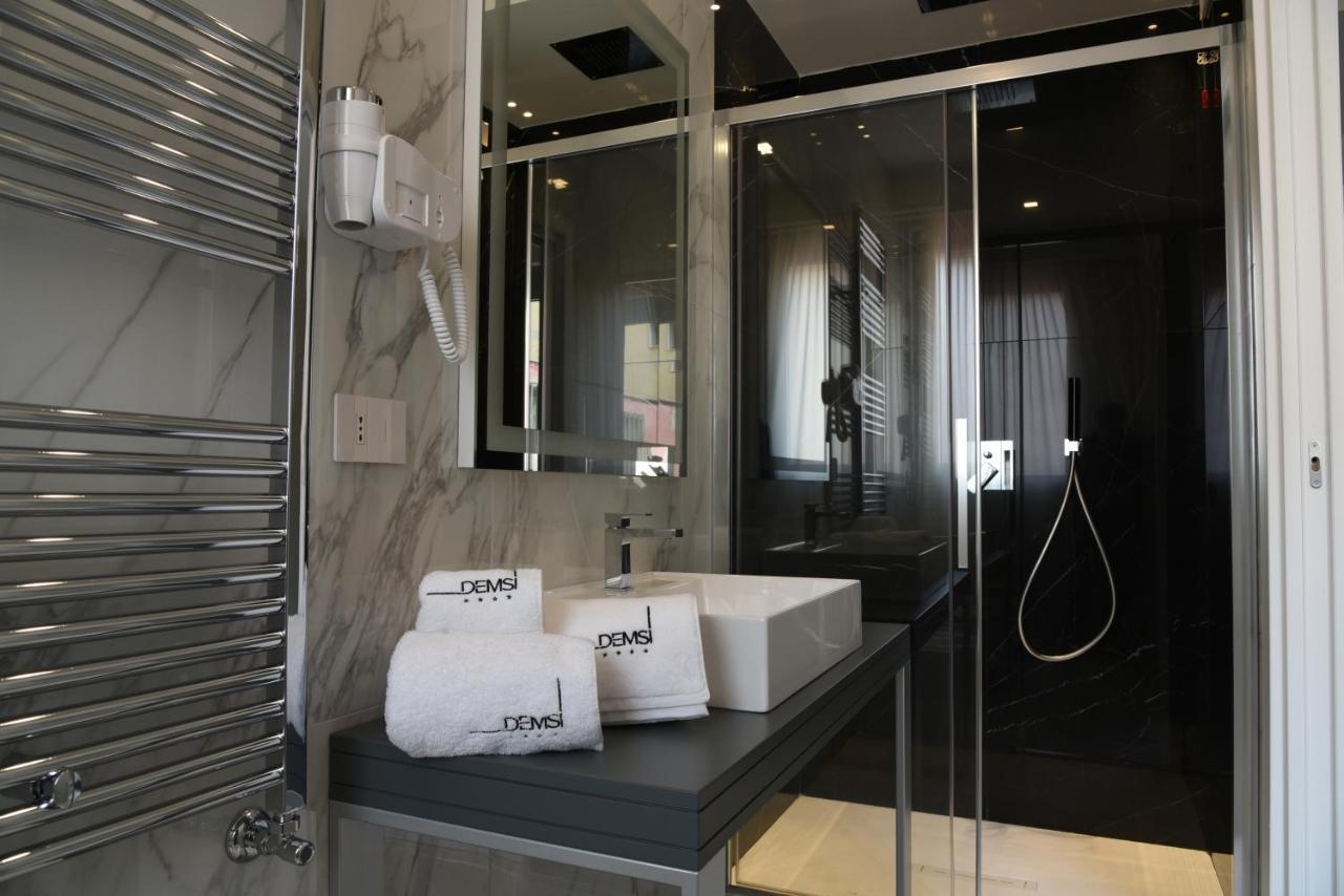 פויג'ה Demsi Palace Hotel & Restaurant מראה חיצוני תמונה