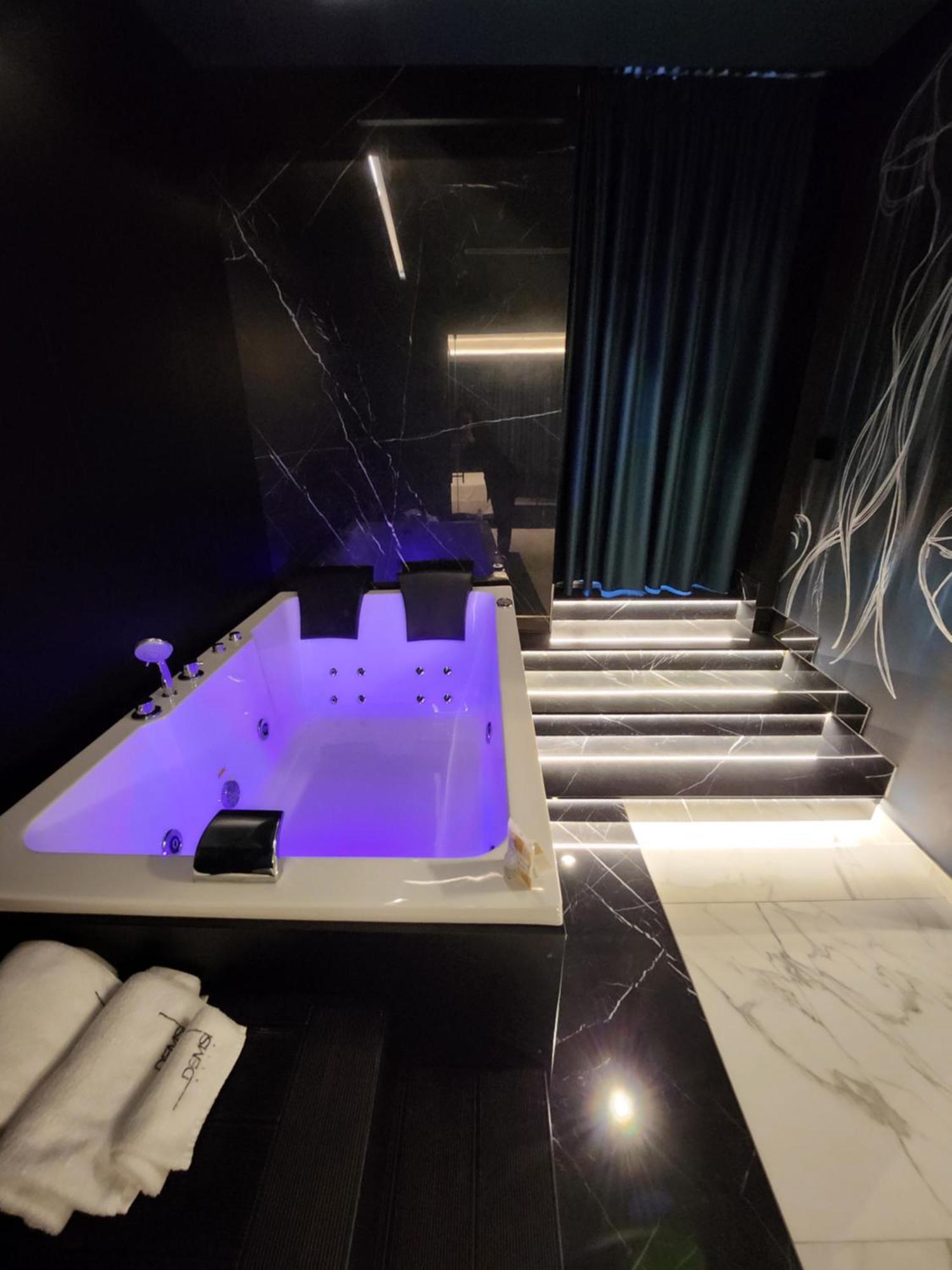 פויג'ה Demsi Palace Hotel & Restaurant מראה חיצוני תמונה